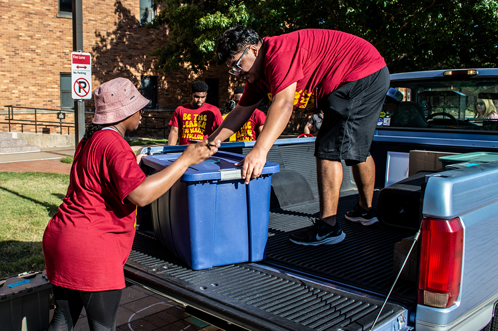 Mustangs Move In helping fellow students with boxes