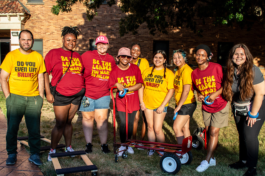 Mustangs Move In group photo outside