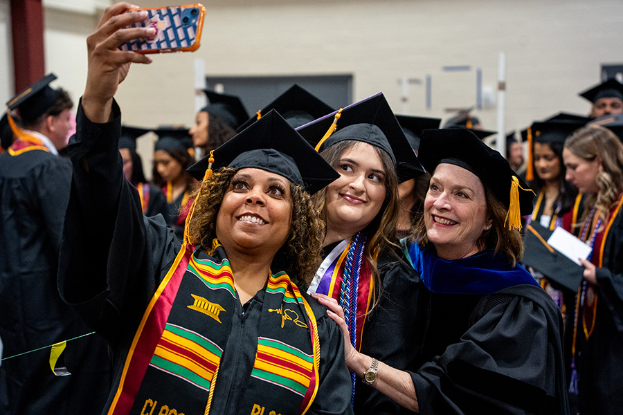 Grads take a selfie with President Haynie