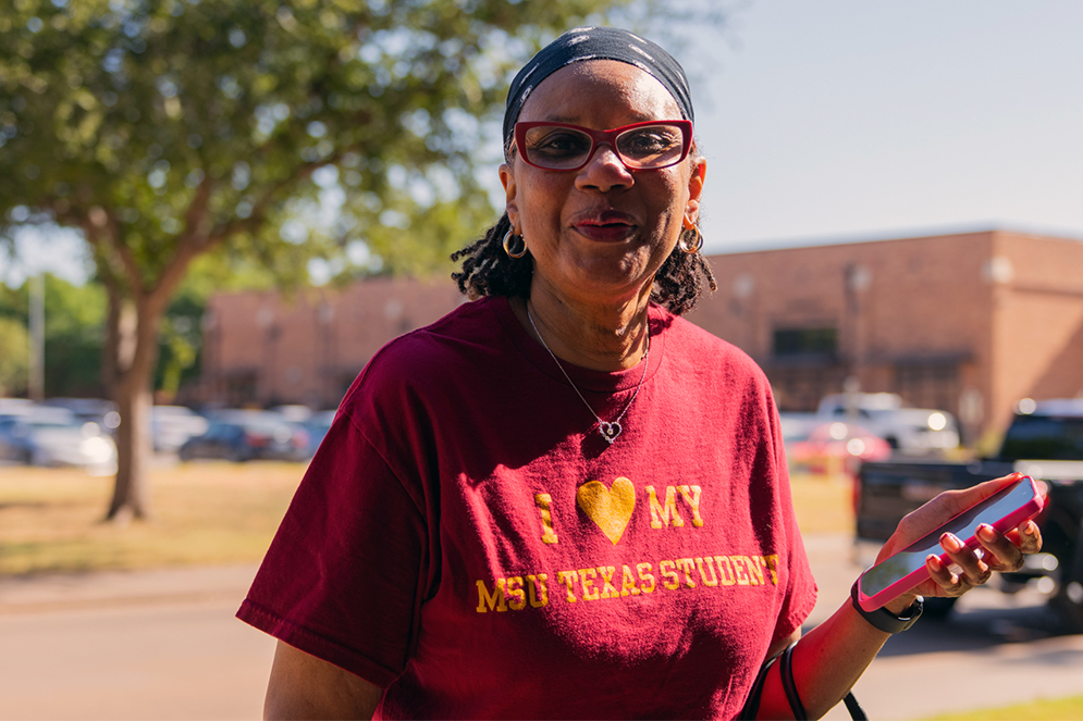 Faculty member dressed in maroon was glad to help on Move-In Day